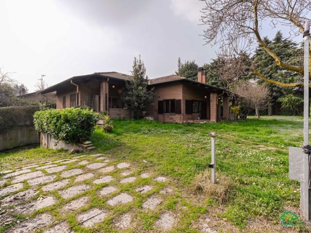 Case e ville in vendita di 422 m² in Via dei Pini, 21