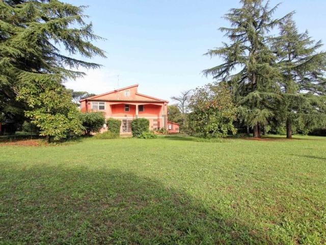 Case e ville in vendita di 422 m² in Via Luigi Caravani, 19