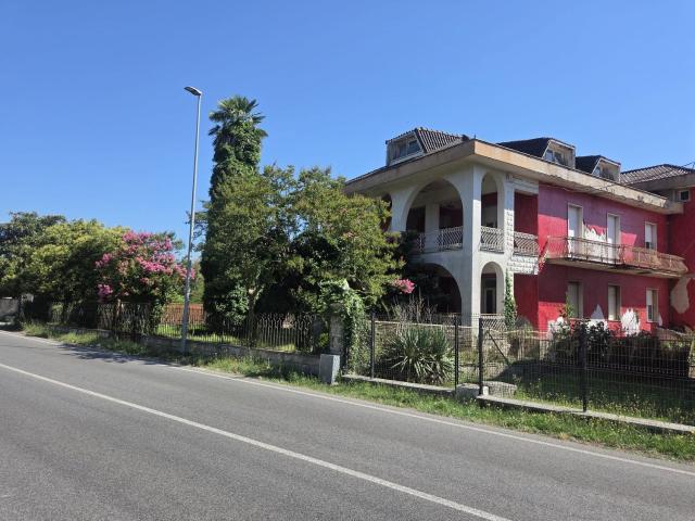 Case e ville in vendita di 423 m² in Via Gaeta, 133