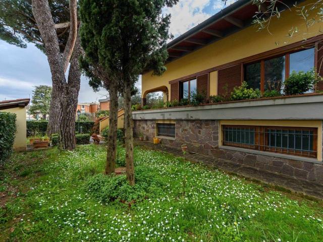 Case e ville in vendita di 423 m² in Via del Pino