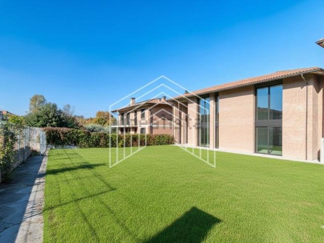 Case e ville in vendita di 423 m² in Via Montecalvo, 10