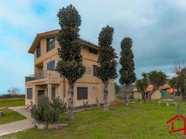 Case e ville in vendita di 423 m² in Via Niccolò PAGANINI, 25