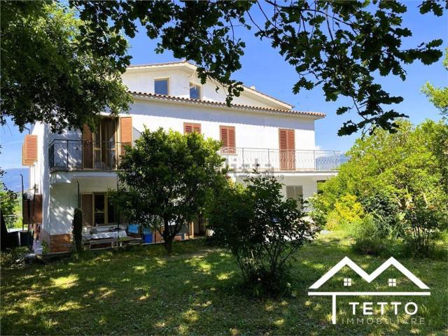 Case e ville in vendita di 423 m² in Contrada Montegiove, 5