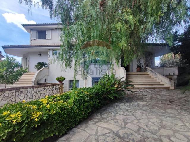 Case e ville in vendita di 424 m² in Via Feroni