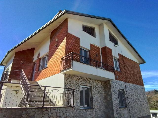 Case e ville in vendita di 424 m² in Via Varese