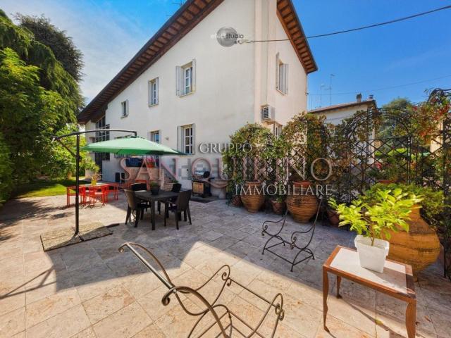 Case e ville in vendita di 425 m²
