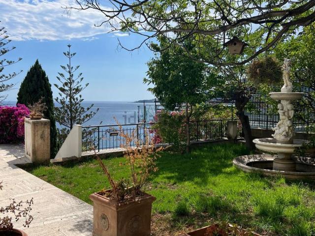 Case e ville in vendita di 425 m² in Via Aurelia Levante