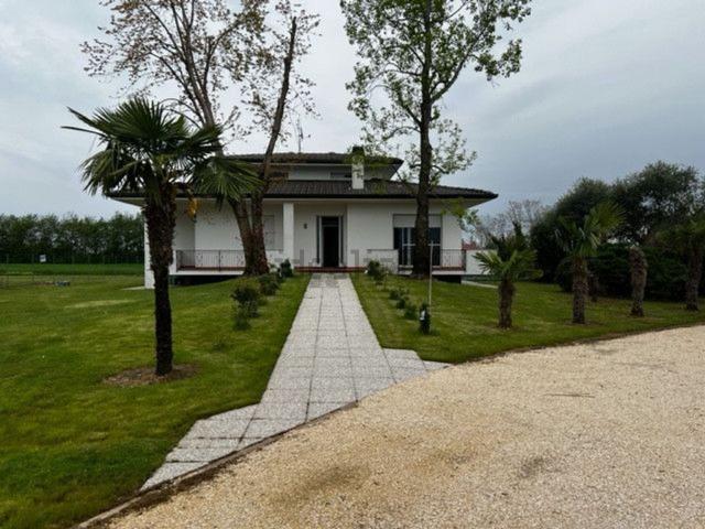 Case e ville in vendita di 425 m² in Via Maniago