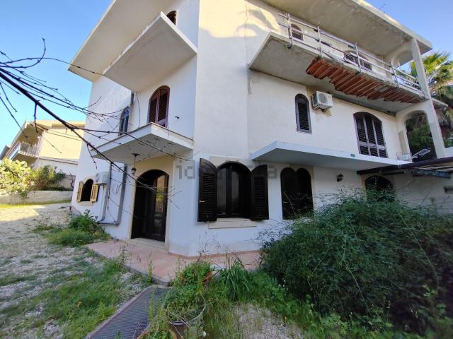 Case e ville in vendita di 426 m² in Via Antonio Vella, 22