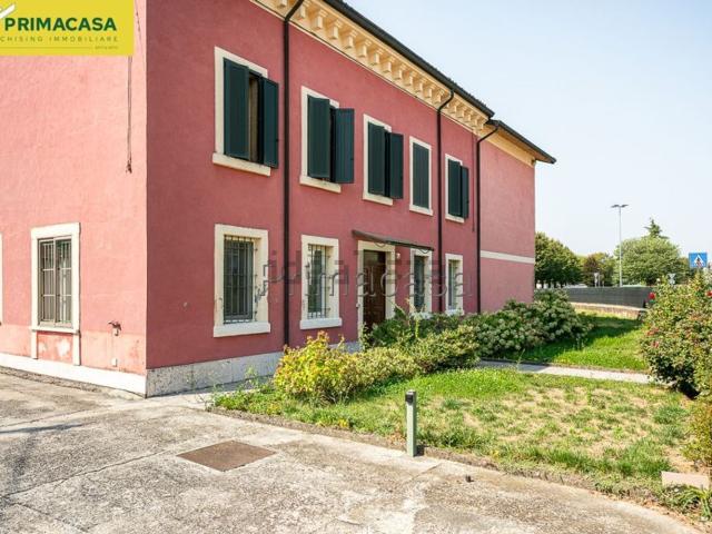 Case e ville in vendita di 426 m² in Via Altichiero
