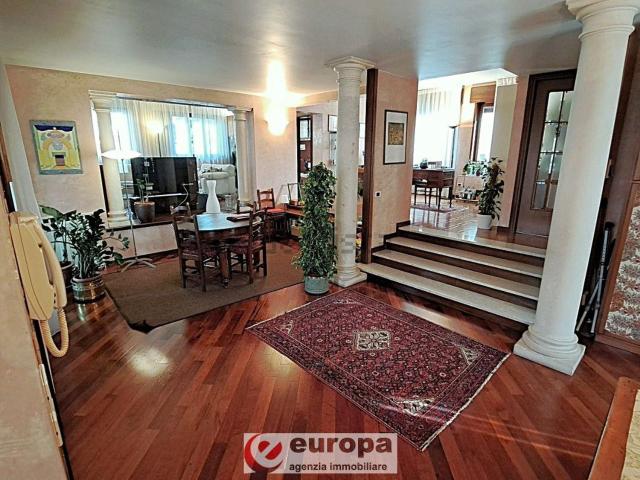 Case e ville in vendita di 426 m² in Strada Saviabona