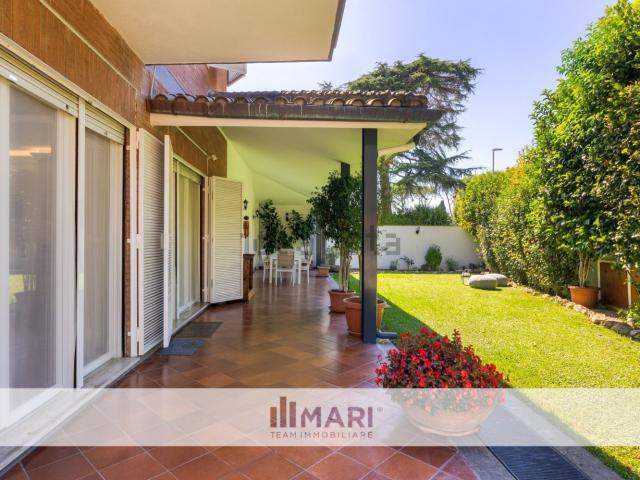 Case e ville in vendita di 427 m² in Via Edgardo Negri, 107