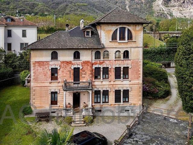 Case e ville in vendita di 428 m² in Via G. Gavazzeni