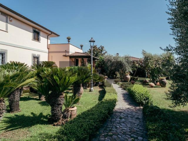 Case e ville in vendita di 428 m² in Via dei Fienili, 29