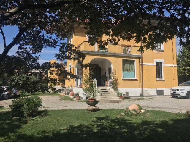 Case e ville in vendita di 428 m² in Via Francesco Daverio