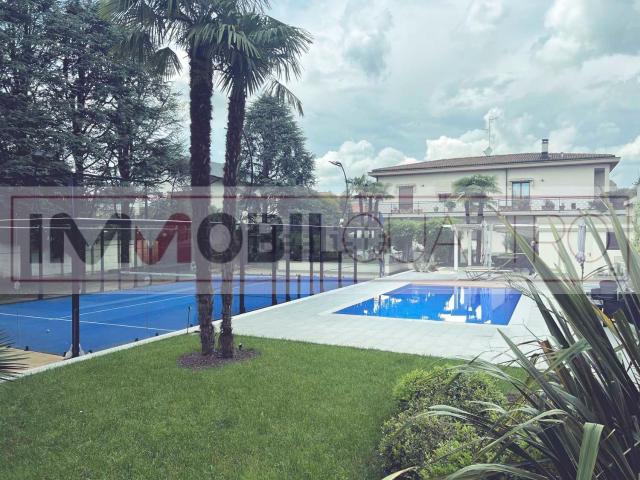 Case e ville in vendita di 430 m² in Via Cardinale Federico Borromeo, 11