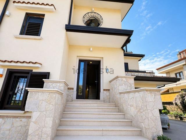 Case e ville in vendita di 430 m² in Via Aldo Moro