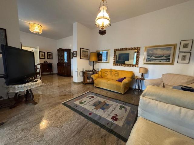 Case e ville in vendita di 430 m² in Via Decio Raggi