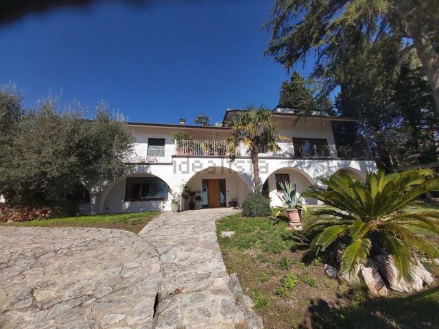 Case e ville in vendita di 430 m² in Via Degli Olivi
