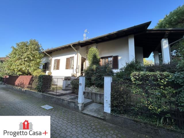 Case e ville in vendita di 430 m² in Via Fratelli Bronzetti, 21
