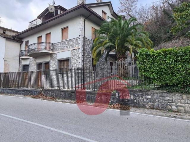 Case e ville in vendita di 430 m² in Via Provinciale Vitulanese