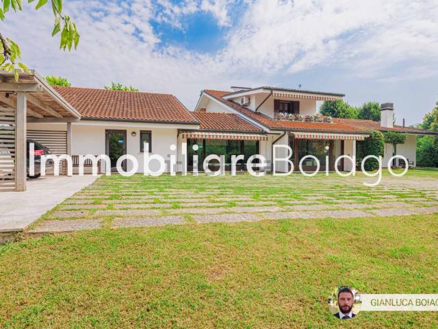 Case e ville in vendita di 430 m² in Via Traversi, 11