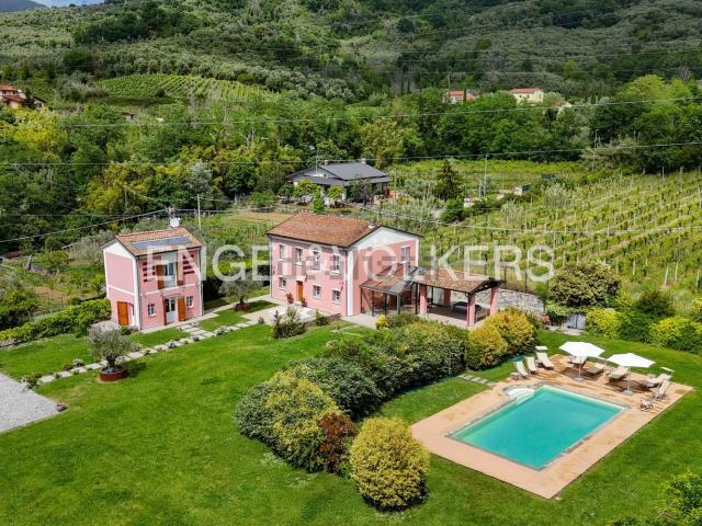 Case e ville in vendita di 432 m² in Via Ziro