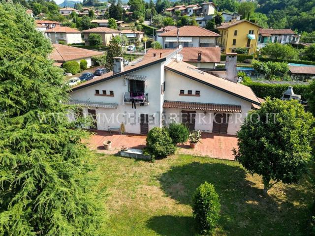Case e ville in vendita di 434 m² in Via Europa, 3
