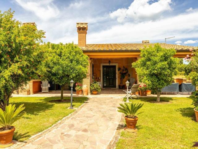 Case e ville in vendita di 435 m² in Strada della Cappella Borghesiana
