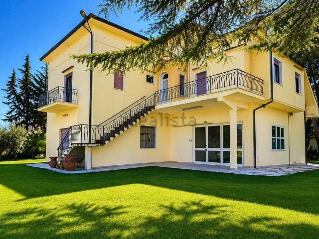 Case e ville in vendita di 435 m² in Strada Provinciale 15, 43