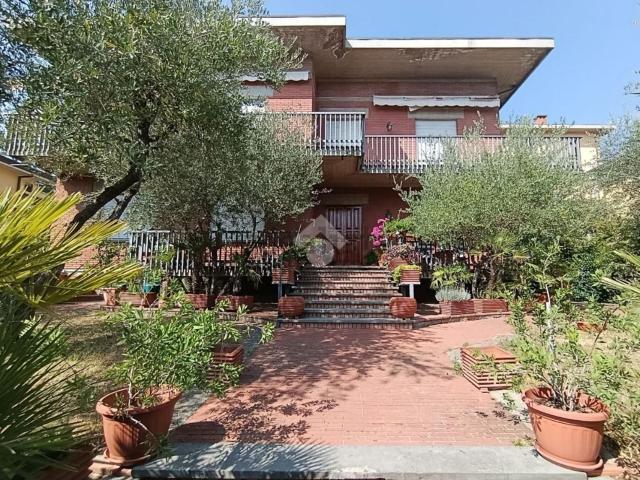 Case e ville in vendita di 436 m² in Viale Guglielmo Marconi, 65