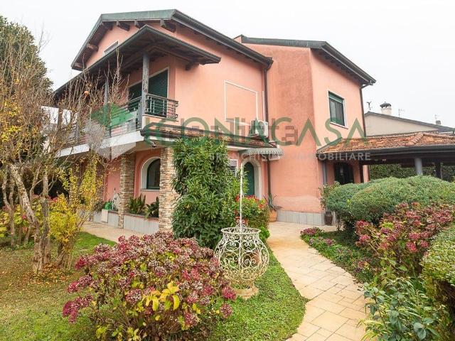 Case e ville in vendita di 437 m²