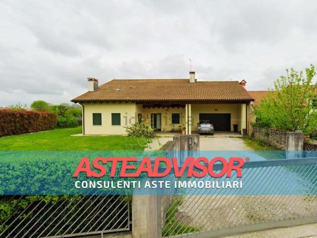 Case e ville in vendita di 437 m² in Via Ca&apos  Vico, 6