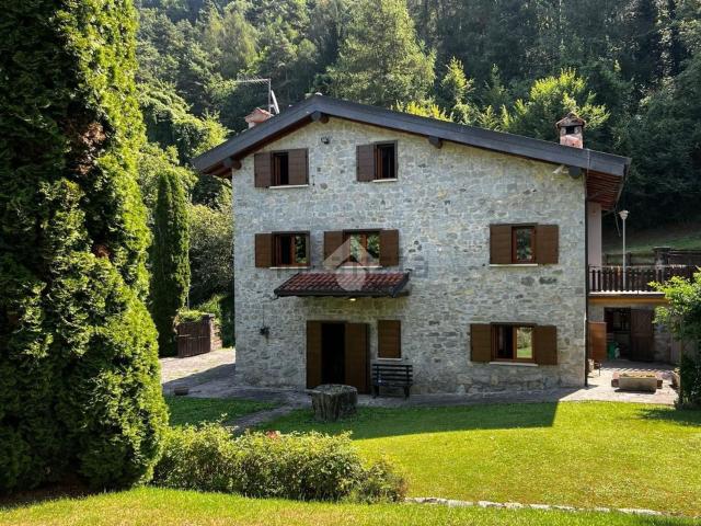 Case e ville in vendita di 437 m² in Vico Spiazzo di