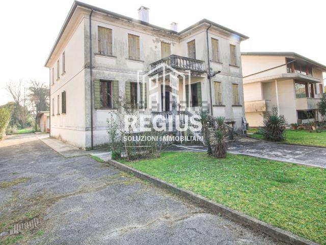 Case e ville in vendita di 438 m² in Via Corso, 19