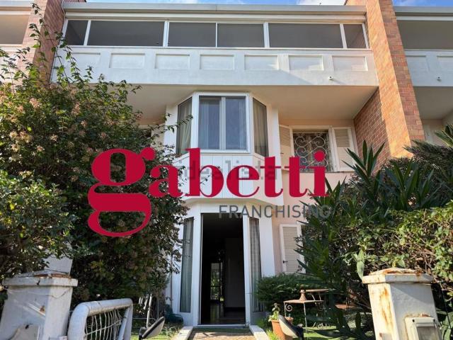 Case e ville in vendita di 438 m² in Via Cupa d&apos Ercole, 10