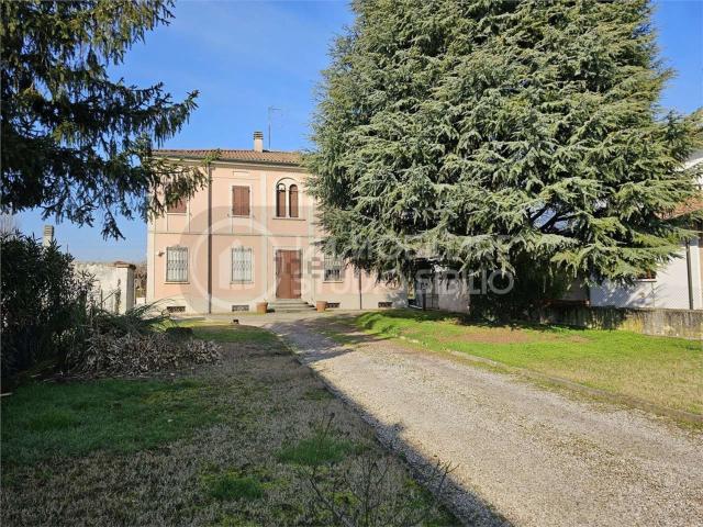 Case e ville in vendita di 440 m² in Via Cisa