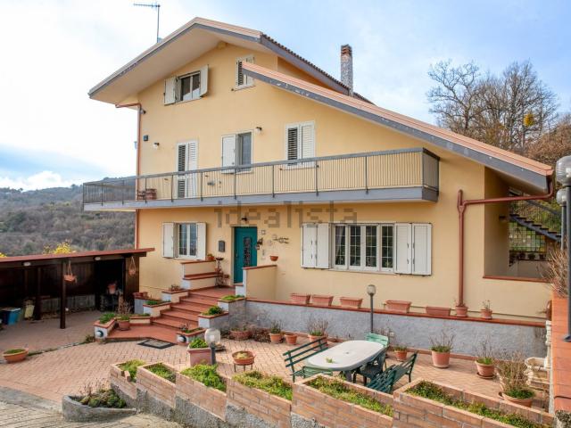 Case e ville in vendita di 440 m² in Via dei Bruzi, 7