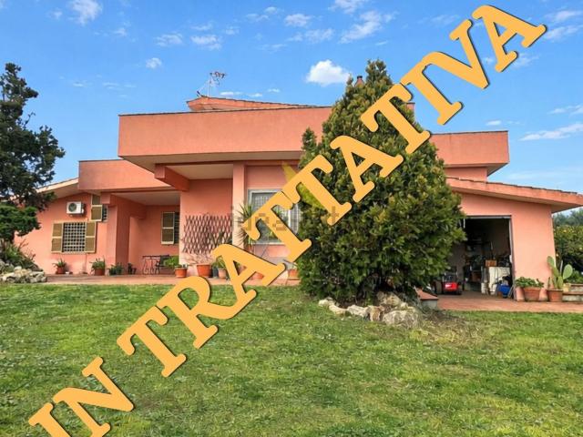 Case e ville in vendita di 440 m² in Via della Pineta, 63