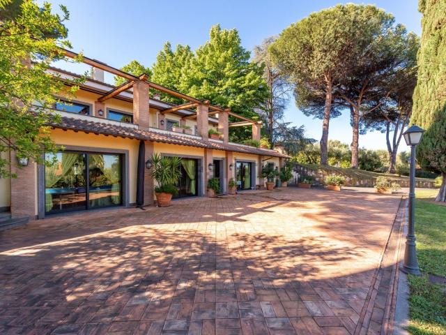 Case e ville in vendita di 440 m² in Via Frascati Colonna, 10
