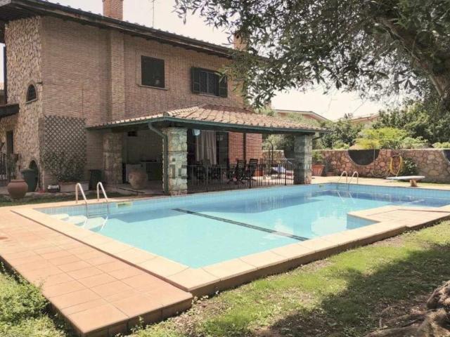 Case e ville in vendita di 440 m² in Via Loredano Bizzali
