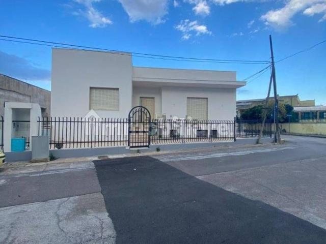Case e ville in vendita di 440 m² in Via M. Tafuro, 13