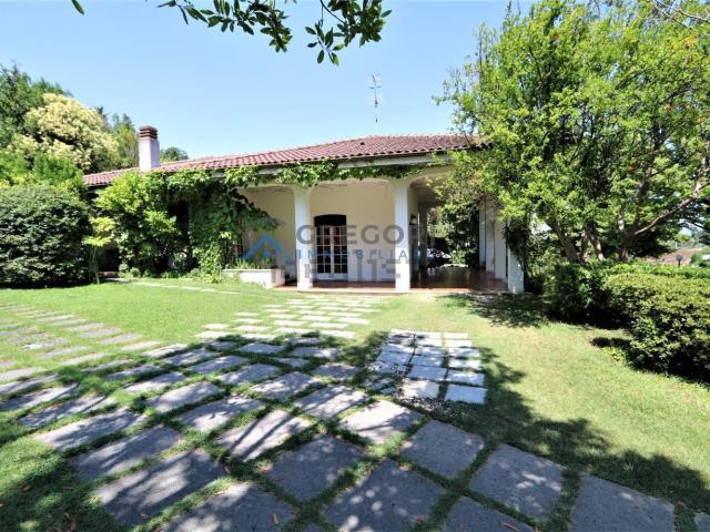 Case e ville in vendita di 440 m² in Via Versilia