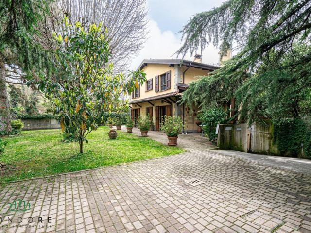 Case e ville in vendita di 441 m² in Via Casale, 4