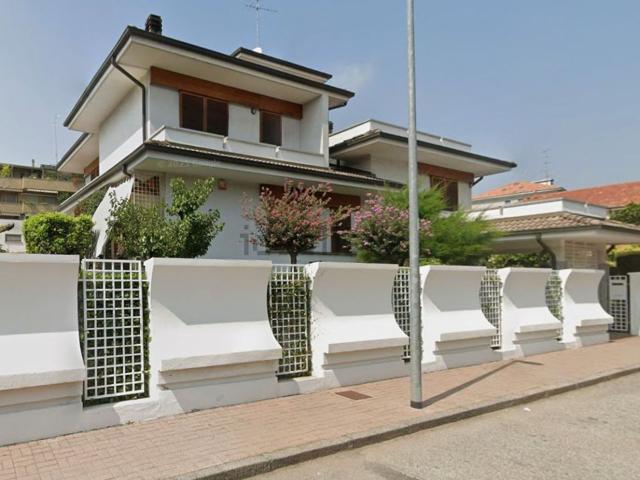 Case e ville in vendita di 443 m² in Via Rodi, 22