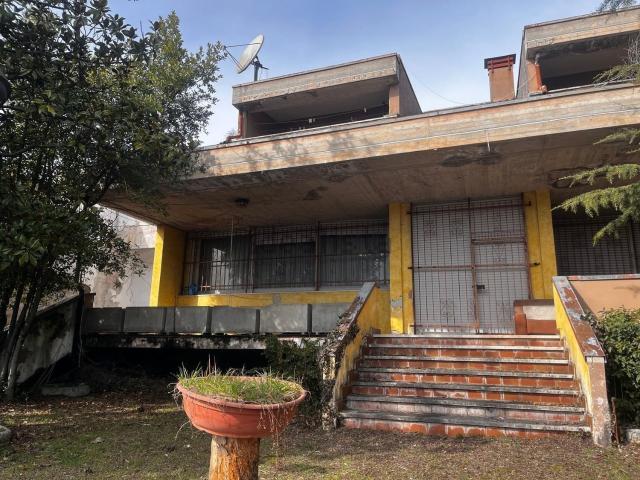 Case e ville in vendita di 444 m² in Via dei Tulipani