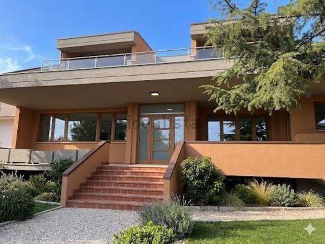 Case e ville in vendita di 444 m² in Via dei Tulipani