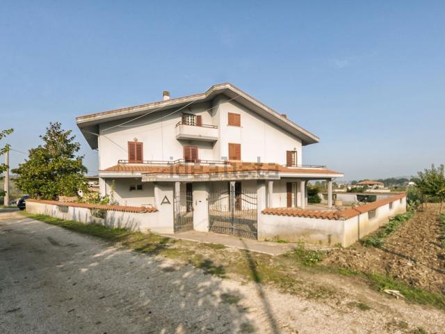 Case e ville in vendita di 444 m² in Via po