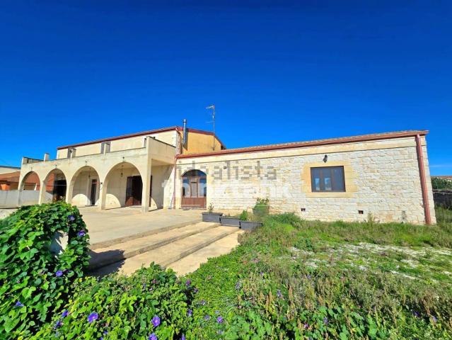 Case e ville in vendita di 445 m² in Strada Provinciale 75