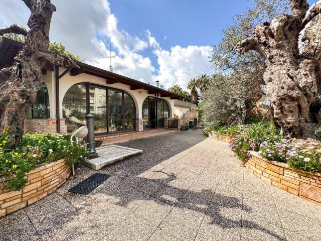 Case e ville in vendita di 446 m² in Via Calore, 3